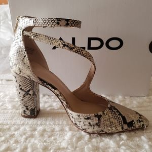 Womens block heel shoe